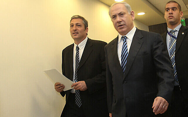 ملف - رئيس الوزراء بنيامين نتنياهو ونير حيفيتس يصلان إلى الاجتماع الأسبوعي للحكومة الذي عقد في مكتب رئيس الوزراء في القدس، 13 ديسمبر (كانون الأول) 2009 (Yossi Zamir / Flash 90)