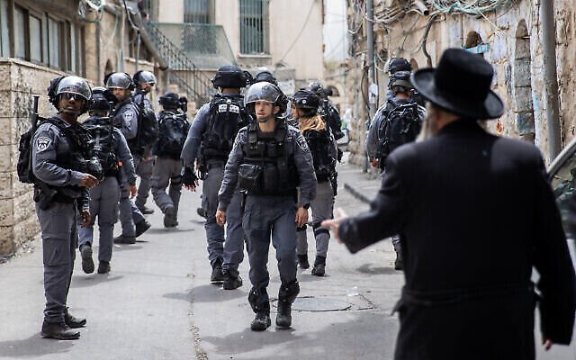 توضيحية: عناصر من الشرطة خلال مداهمة في حي ميئا شعاريم اليهودي الحريدي، القدس، 20 أبريل، 2021 (Yonatan Sindel / Flash90)