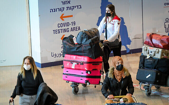 مسافرون وافدون الى مطار بن غوريون، 28 نوفمبر، 2021. (Avshalom Sassoni / Flash90)