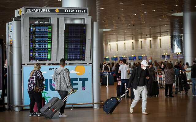 مسافرون في مطار بن غوريون، 29 نوفمبر، 2021. (Flash90)