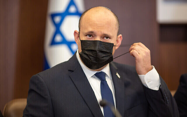 رئيس الوزراء نفتالي بينيت يترأس جلسة لمجلس الوزراء في مكتب رئيس الوزراء في القدس، 12 ديسمبر، 2021. (Emil Salman / POOL)