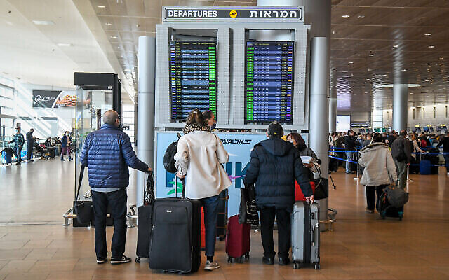 مسافرون في في مطار بن غوريون الدولي، 19 ديسمبر، 2021. (Flash90)