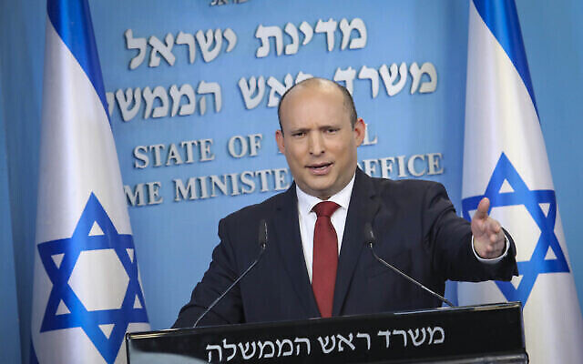 رئيس الوزراء نفتالي بينيت يعقد مؤتمرا صحفيا في مكتب رئيس الوزراء في القدس، 19 ديسمبر، 2021. (Marc Israel Sellem / POOL)