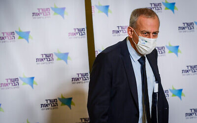 المدير العام لوزارة الصحة نحمان آش يحضر مؤتمرا صحفيا حول كورونا بالقرب من تل أبيب، 30 ديسمبر 2021 (Avshalom Sassoni / Flash90)