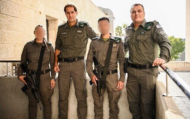 قائد شرطة حرس الحدود أمير كوهين (يمين) والضابطين الذين أطلقوا النار على مهاجم (الوجوه مشوشة) في صورة غير مؤرخة (المتحدث باسم شرطة إسرائيل)