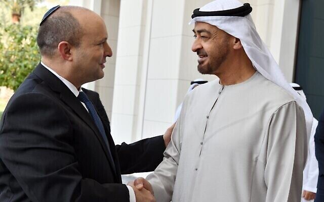 رئيس الوزراء نفتالي بينيت (يسار) يلتقي مع ولي عهد الإمارات محمد بن زايد آل نهيان في قصر الأخير في أبو ظبي، 13 ديسمبر، 2021. (Haim Zach / GPO)