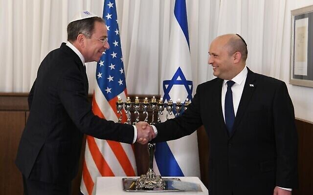 السفير الأمريكي لدى إسرائيل توماس نايدس، من اليسار، يلتقي برئيس الوزراء نفتالي بينيت في مكتب رئيس الوزراء في القدس، 5 ديسمبر، 2021. (GPO / Amos Ben-Gershom)