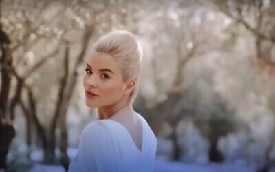 لقطة شاشة من فيديو لملكة الجمال اليونانية رافاييلا بلاستيرا. (موقع يوتيوب)
