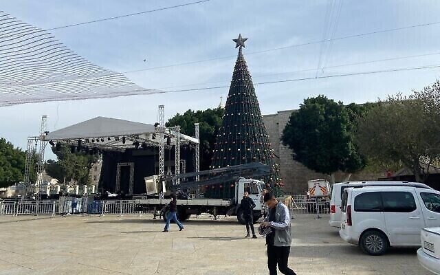 الفلسطينيون يستعدون لاستقبال شهر من احتفالات عيد الميلاد الهادئة في بيت لحم يوم الجمعة، 3 ديسمبر 2021 (آرون بوكسرمان / تايمز أوف إسرائيل)