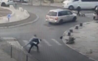 فلسطيني يطعن رجلاً حريديًا في القدس قبل أن يُقتل على أيدي الشرطة، 4 ديسمبر، 2021. (video screenshot)