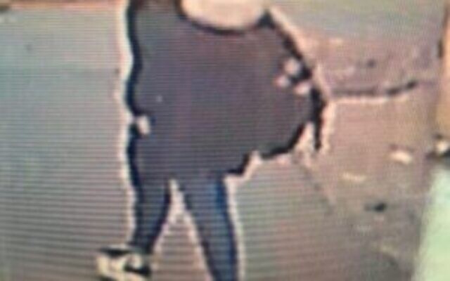 صورة من لقطات للمراقبة تظهر المشتبه بها في طعن امرأة إسرائيلية في حي الشيخ جراح بالقدس، 8 ديسمبر ، 2021 (Israel Police)