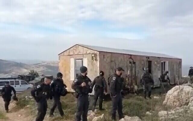 قوات الأمن في بؤرة كومي أوري الاستيطانية شمال الضفة الغربية، 31 ديسمبر 2021 (لقطة فيديو).