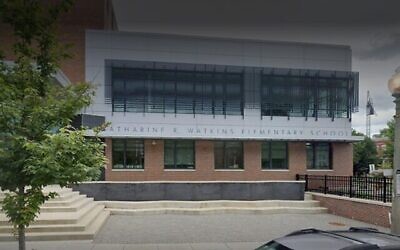 مدرسة واتكينز الابتدائية في واشنطن العاصمة حيث أُجبر أطفال في الصف الثالث على إعادة تمثيل مشاهد من المحرقة في ديسمبر 2021. (Screencapture / Google Maps)