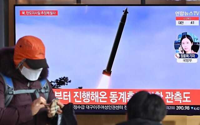 أشخاص يشاهدون بثا إخباريا تلفزيونيا يعرض لقطات من الأرشيف لتجربة صاروخ كوري شمالي ، في محطة سكة حديد في سول في 5 يناير 2022، بعد أن أطلقت كوريا الشمالية ما بدا أنه صاروخ باليستي في البحر قبالة ساحلها الشرقي وفقًا لجزيرة كوريا الجنوبية. الجيش.  ( Jung Yeon-je / AFP)