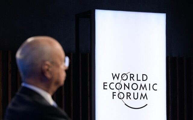 المؤسس والرئيس التنفيذي للمنتدى الاقتصادي العالمي (WEF) كلاوس شواب في افتتاح الجلسات الافتراضية لأجندة دافوس للمنتدى الاقتصادي العالمي في مقر المنتدى الاقتصادي العالمي في كولوني بالقرب من جنيف في 17 يناير 2022.(Fabrice COFFRINI / AFP)