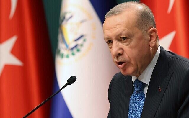 الرئيس التركي رجب طيب إردوغان يلقي كلمة خلال مؤتمر صحفي في أنقرة، 20 يناير، 2022. (Adem Altan / AFP)