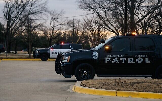 سيارة شرطة تقوم بدورية عند تقاطع طرق في 15 يناير 2022، في كوليفيل بولاية تكساس، بالقرب من كنيس "بيت إسرائيل". (Brandon Bell/Getty Images via AFP)