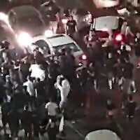 عشرات يهاجمون سيارة المواطن العربي سعيد موسى في بات يام، 12 مايو 2021 (Screenshot: Twitter)