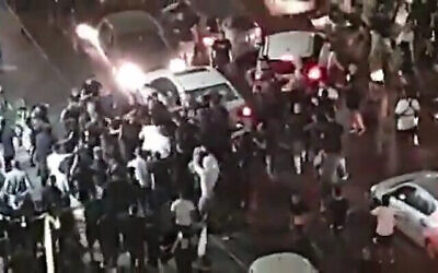 عشرات يهاجمون سيارة المواطن العربي سعيد موسى في بات يام، 12 مايو 2021 (لقطة شاشة: تويتر)