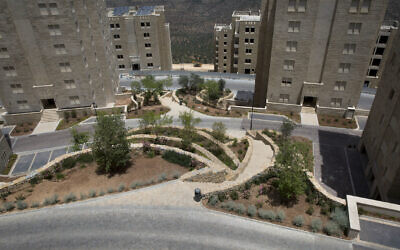 حي أبراج سكنية في مدينة روابي بالضفة الغربية (AP Photo/Nasser Nasser)