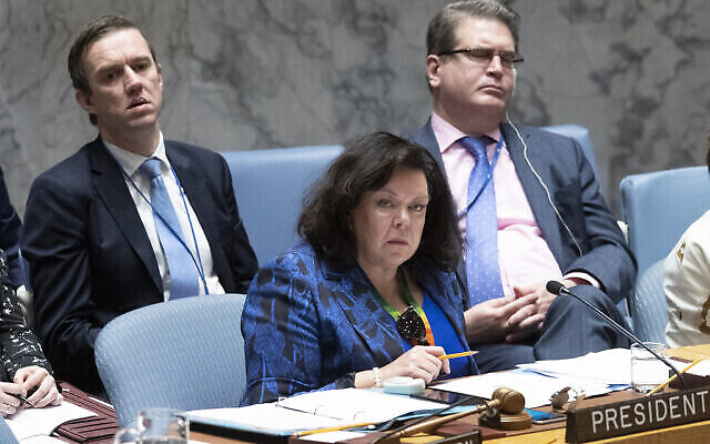 لسفيرة البريطانية لدى الأمم المتحدة كارين إليزابيث بيرس تستمع إلى المتحدثين خلال اجتماع حول الشرق الأوسط، بما في ذلك القضية الفلسطينية، 20 نوفمبر، 2019 في مقر الأمم المتحدة. (AP Photo / Mary Altaffer)