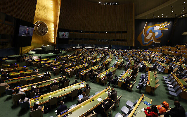 الأمين العام للأمم المتحدة أنطونيو غوتيريش يتحدث في اجتماع رفيع المستوى للاحتفال بالذكرى العشرين لاعتماد إعلان ديربان خلال الدورة 76 للجمعية العامة للأمم المتحدة في مقر الأمم المتحدة في نيويورك، في 22 سبتمبر 2021. ( جون أنجيلللو / صورة بركة عبر AP)
