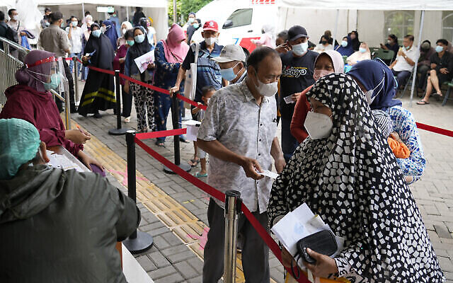 توضيحية: أشخاص يصطفون للتسجيل للحصول على جرعة معززة من لقاح فايزر المضاد لكوفيد-19 في مركز صحي مجتمعي في جاكرتا، إندونيسيا، 17 يناير، 2022. (AP Photo / Achmad Ibrahim)