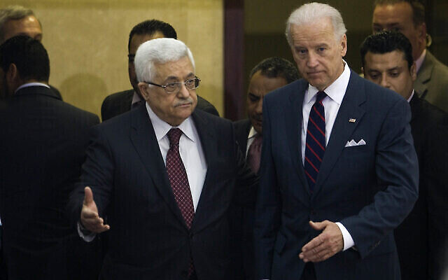 محمود عباس، يسار، وجو بايدن بعد اجتماعهما في مدينة رام الله بالضفة الغربية، الأربعاء 10 مارس 2010 (AP / Bernat Armangue)