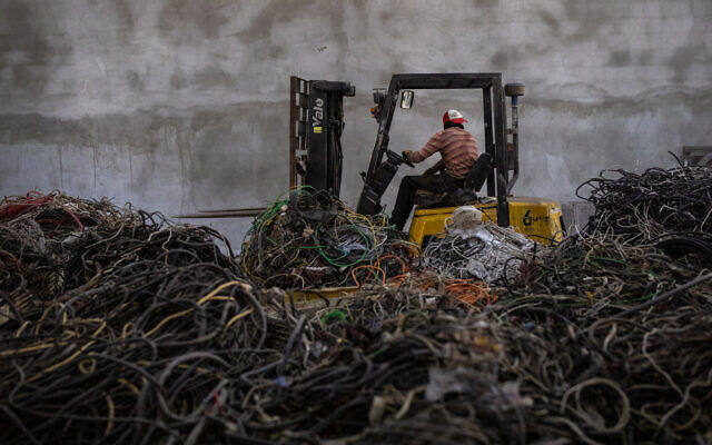 عامل فلسطيني في منشأة لإعادة التدوير في الضفة الغربية. (Tamir Kalifa)