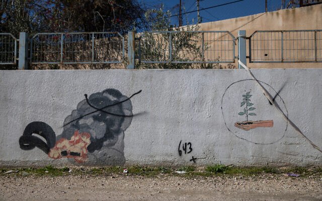 رسومات على الجدار الفاصل في بيت عوا. (Tamir Kalifa)