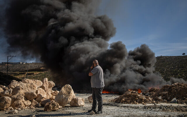 حرق نفايات قرب مدينة دورا في منطقة الخليل. (Tamir Kalifa)