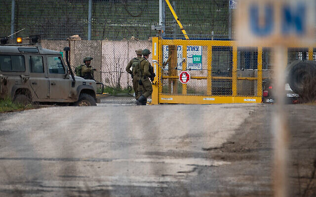 جنود إسرائيليون يحرسون معبر القنيطرة على الحدود الإسرائيلية السورية في هضبة الجولان، 23 مارس 2019 (Basel Awidat / Flash90)