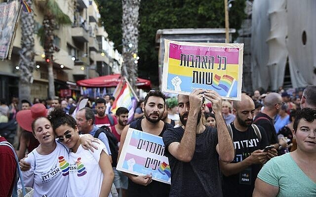 توضيحية: نشطاء مجتمع الميم ينددون بالعنف ضد مجتمع المتحولين جنسيا في اسرائيل في تل ابيب، 28 يوليو، 2019 (Flash90)