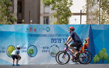 أشخاص يركبون دراجات على طرق فارغة في القدس في يوم الغفران، يوم الكفارة وأقدس الأعياد اليهودية، 16 سبتمبر، 2021 (Flash90)