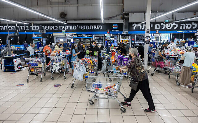 أشخاص يتسوقون في سوبر ماركت في غفعات شاؤول، القدس، 27 أكتوبر 2021 (Yonatan Sindel / Flash90)