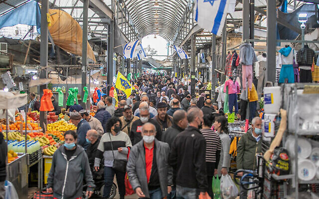 اشخاص يتسوقون في احد الاسواق في مدينة الرملة، 31 ديسمبر 2021 (Yossi Aloni / Flash90)