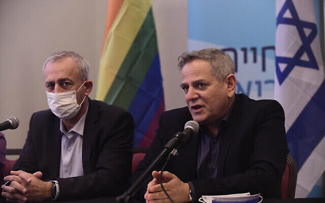 وزير الصحة نيتسان هوروفيتس والمدير العام نحمان آش، خلال مؤتمر صحفي في تل أبيب، 4 يناير 2022 (Tomer Neuberg / FLASH90)