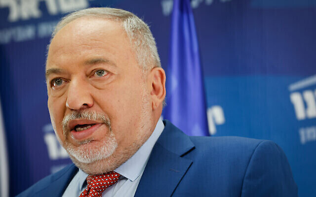 وزير المالية أفيغدور ليبرمان يتحدث خلال اجتماع لكتلة "يسرائيل بيتنو" في الكنيست، 10 يناير، 2022. (Olivier Fitoussi / Flash90)