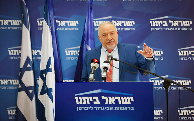 رئيس حزب يسرائيل بيتنا وزير المالية أفيغدور ليبرمان يتحدث خلال اجتماع للحزب في الكنيست، في القدس، 10 يناير، 2022 (Olivier Fitoussi / Flash90)