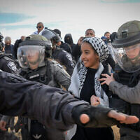 مواجهات بين الشرطة الإسرائيلية ومتظاهرين بالقرب من قرية مولدا البدوية في النقب، 12 يناير، 2022.  (Flash90)