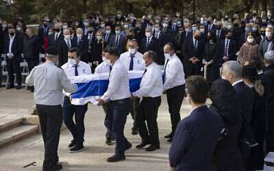 أشخاص يحملون نعش أورا هرتسوغ، زوجة الرئيس الراحل حاييم هرتسوغ، ووالدة الرئيس الحالي إسحاق هرتسوغ، خلال جنازتها في مقبرة جبل هرتسل في القدس، 12 يناير، 2022 (Olivier Fitoussi / Flash90)