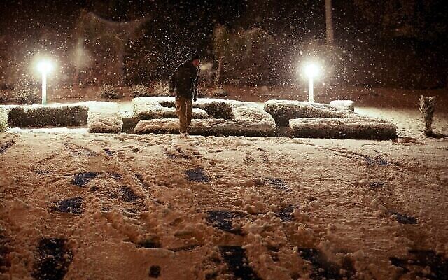 اشخاص في الثلوج في مدينة صفد الشمالية، 19 يناير 2022 (David Cohen / Flash90)