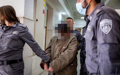 امرأة متهمة بالاتصال بوكيل أجنبي من إيران تصل إلى جلسة استماع في محكمة منطقة القدس، 20 يناير 2022 (Yonatan Sindel / Flash90)