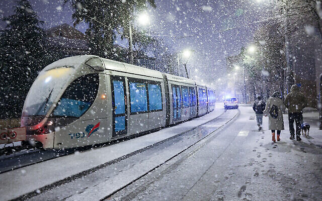 الثلوج تتساقط في القدس خلال عاصفة قوية تضرب البلاد، 26 يناير، 2022. (Yonatan Sindel / Flash90)