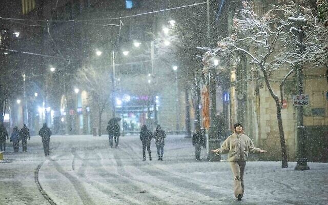 تساقط الثلوج في شارع "يافا" في القدس، مع هبوب عاصفة شديدة على مستوى البلاد، 26 يناير، 2022. (Yonatan Sindel / Flash90)