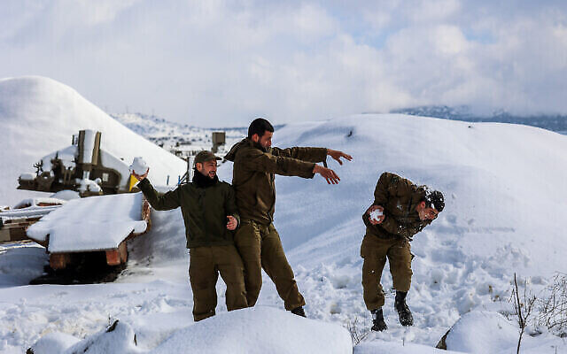 جنود إسرائيليون في مرتفعات الجولان المغطاة بالثلوج، شمال إسرائيل، بعد عاصفة شديدة ضربت المنطقة، 27 يناير 2022 (Maor Kinsbursky / Flash90)