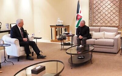 وزير الدفاع بيني غانتس (على يمين الصورة) يلتقي في عمان مع العاهل الأردني الملك عبد الله في 5 يناير، 2022. (courtesy / Royal Hashemite Court)