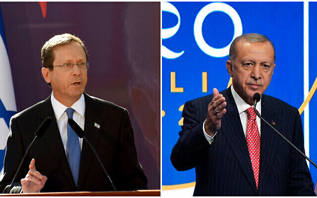 الرئيس الإسرائيلي يتسحاق هرتسوغ (يسار) والرئيس التركي رجب طيب أردوغان (يمين).  (AP)
