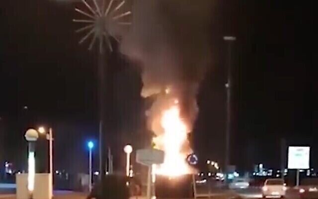 لقطة شاشة من فيديو لتمثال القائد الإيراني المقتول قاسم سليماني الذي أضرمت فيه النيران في مدينة شهركرد الإيرانية، 5 يناير 2022. (Screenshot / Twitter)