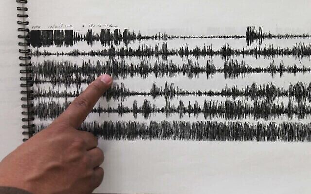 توضيحية: باحث يعرض قراءات جهاز استشعار قياس الزلازل من زلزال في المكسيك، 23 يوليو، 2013. (AP Photo / Marco Ugarte)